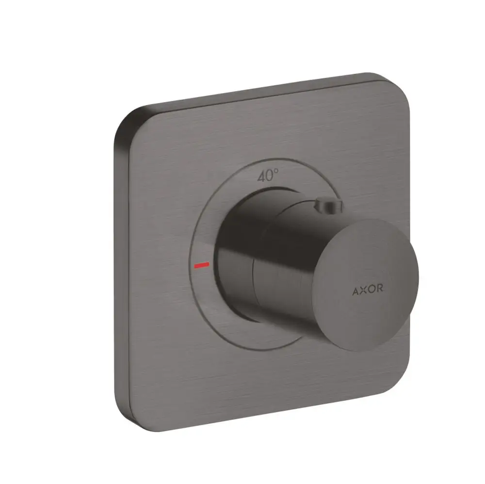 Thermostat von AXOR in gebürstetem Schwarz-Chrom mit Drehknopf. Display zeigt eine Temperaturmarkierung bei 40°. Quadratische Wandmontage.